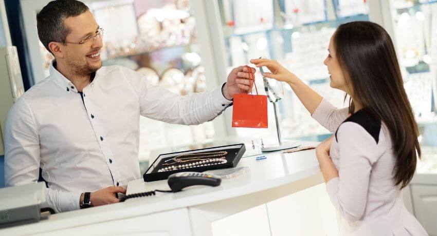 A distribuição de brindes chama a atenção de clientes