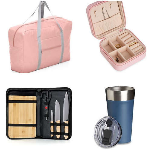 Foto ilustrativa para propagando de presentes para o dia dos namorados contendo: Bolsa de viagem na cor rosa claro com alças cinzas Porta joias com fechamento por zipper, quadrado aberto na cor rosa claro com divisórias internas e algumas joias como brincos e anéis na cor dourado ouro. Kit de churrasco na cor preta retangular parecido com uma pasta com fechamento de zipper aberto, com divisórias para três tipos diferente de facas, tesoura e no outro lado espaço para tábua de cortar carne em madeira. Copo térmico azul escuro com a borda de aço inox e tampa translucida com espaço para utilizar canudo e para beber direto no copo.
