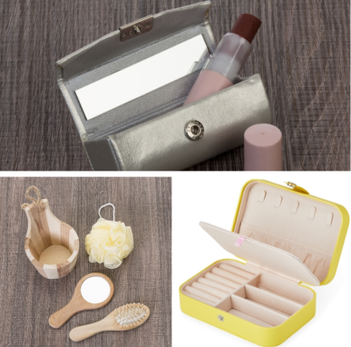Imagem ilustrativa de kits para cuidado pessoal feminino composto por: Imagem superior central: Porta batom na cor prata com espelho interno com um batom rosa destampado. Kit de banho com no canto inferior esquerdo: com: suporte, espelho e escova, e uma esponja amarela. E no canto inferior direito um porta joia na cor amarelo aberto com divisórias internas.