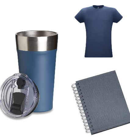 foto ilustrativa que consiste em brindes masculinos para o dia do trabalho que consiste em uma camiseta azul marinho, um agenda azul marinho e um copo térmico com corpo em azul marinho com a borda em inox e uma tampa transparente fumê.